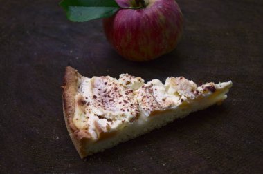 elma pasta ve bir ağaç gövdesi üzerinde bir elma