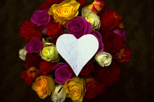 Weißes Herz Bunten Rosen — Stockfoto