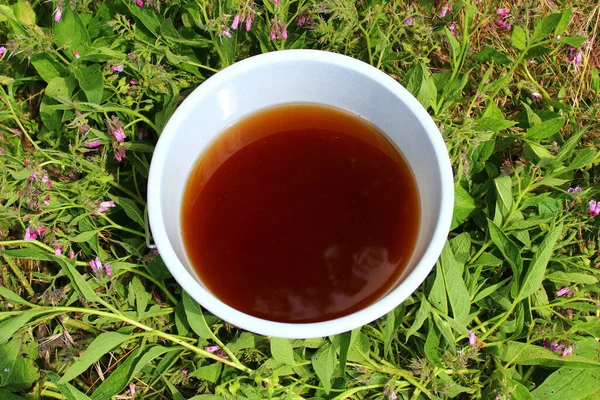 Comfrey 'den gelen sıvı gübre.