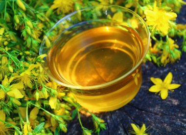 Bitki çayı eskimiş bir ağaç gövdesinde