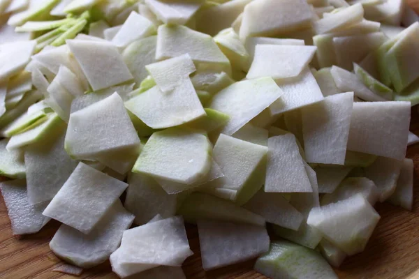 Mutfakta lahana şalgam var.