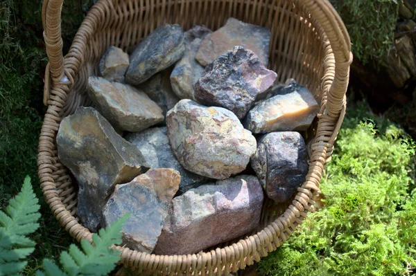 Cesto Com Pedras Musgo — Fotografia de Stock