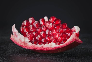 Siyah bir zemin üzerine nar parçası