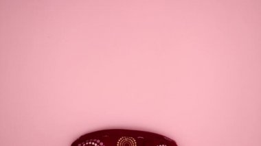 Pembe arka planda Vanity Case 