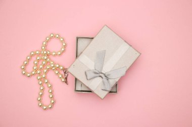 Pembe arka planda mücevher ile mevcut kutu 