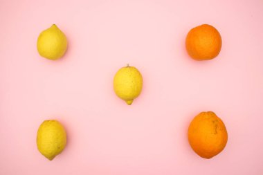 Pembe arka planda Portakallar ve limon 