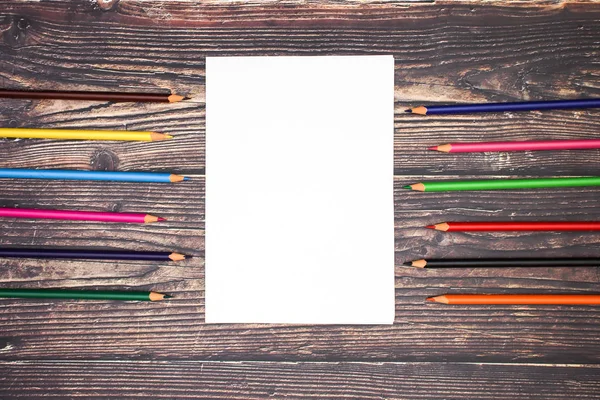 Crayons Colorés Autour Papier Blanc Sur Fond Bois — Photo