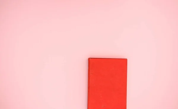 Vörös Könyv Rózsaszín Háttér — Stock Fotó