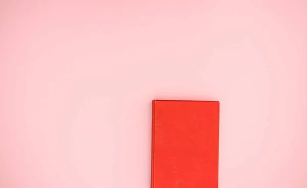Pembe arka planda kırmızı kitap 