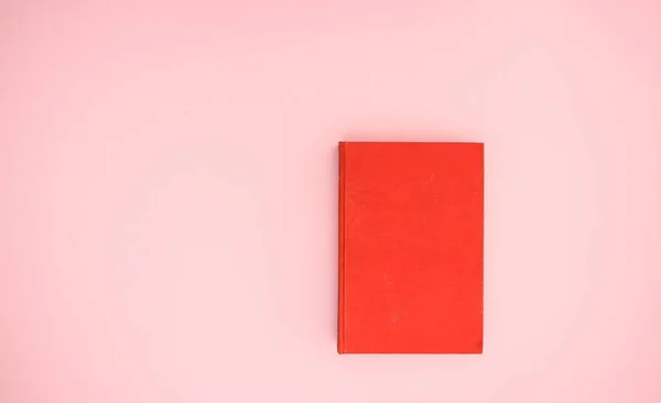 Libro Rojo Sobre Fondo Rosa —  Fotos de Stock