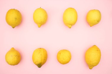 Pembe arka planda limonlar 