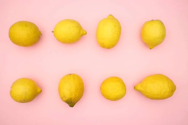 Pembe arka planda limonlar 