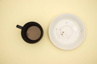 Sarı arka planda boş beyaz çanak ve fincan kahve 