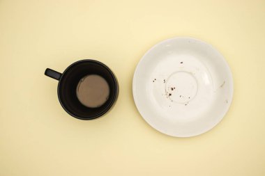 Sarı arka planda boş beyaz çanak ve fincan kahve 