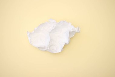 Sarı arka planda sarılmış beyaz kağıt 