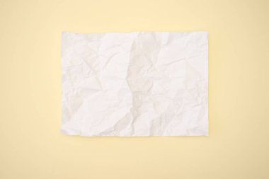 Sarı arka planda sarılmış beyaz kağıt 