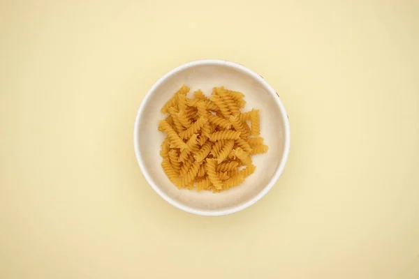 Fusilli Plato Blanco Sobre Fondo Amarillo —  Fotos de Stock