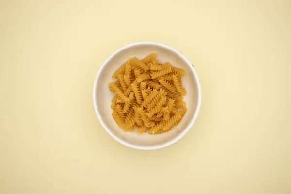 Fusilli Plato Blanco Sobre Fondo Amarillo —  Fotos de Stock