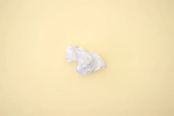 Обернутая Белая Бумага Желтом Фоне — стоковое фото