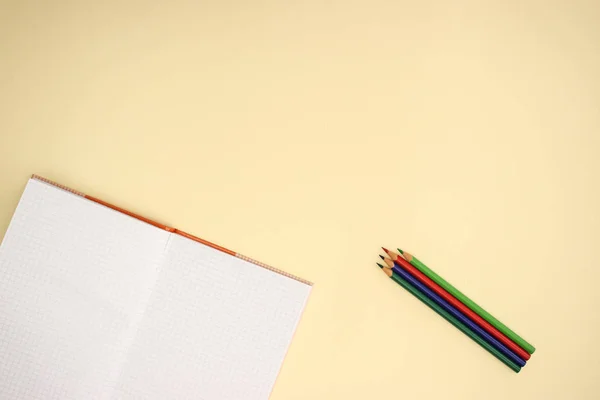 Sarı Arka Planda Açık Notebook Renk Kalemler — Stok fotoğraf