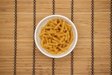 Ahşap masada beyaz çanak Fusilli 