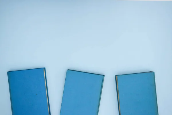 Tres Libros Azules Sobre Fondo Azul — Foto de Stock