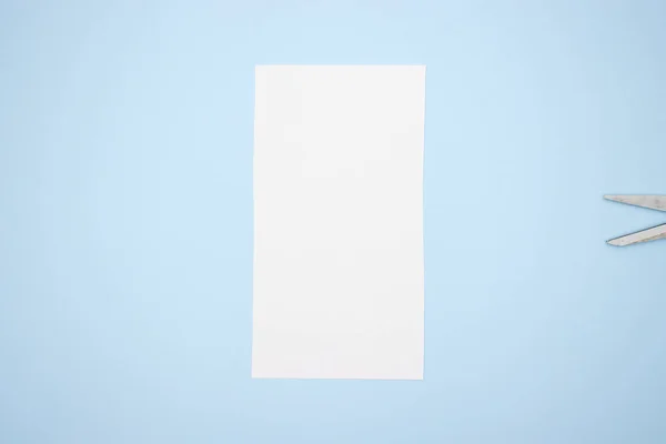 青い背景のはさみと白い紙 — ストック写真