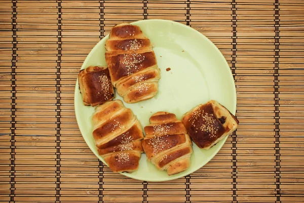 Croissant Fatti Casa Piatto Verde Sul Tavolo — Foto Stock