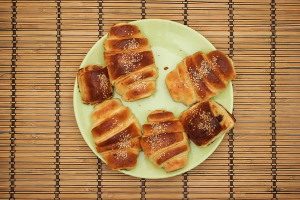 Hausgemachte Croissants Grünem Teller Auf Dem Tisch — Stockfoto