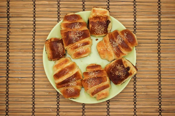 Croissants Caseros Plato Verde Sobre Mesa —  Fotos de Stock