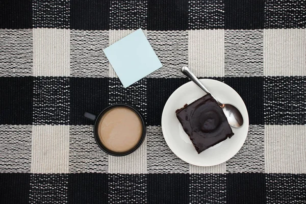 テーブルの上のコーヒー チョコレートケーキ — ストック写真