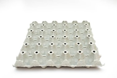 Beyaz arkaplanda karton kutu 