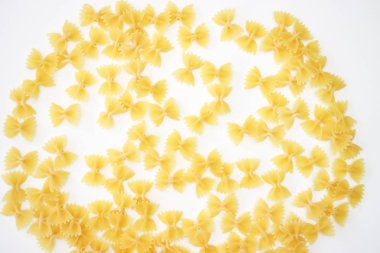 beyaz zemin üzerine makarna 