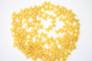 beyaz zemin üzerine makarna 