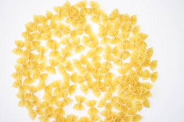 beyaz zemin üzerine makarna 