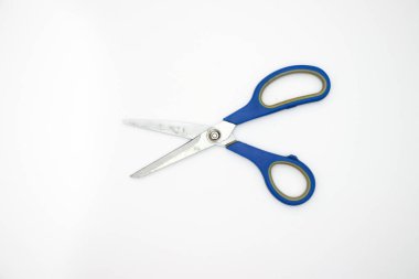 Kesmeye hazır beyaz arka planda makas 