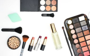 Beyaz arka planda makyaj ve kozmetik ürünleri 