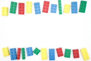 Beyaz arka planda tuğla 