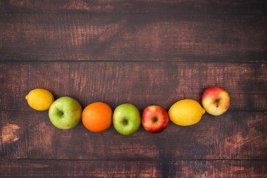 ahşap masa üzerine taze meyve 