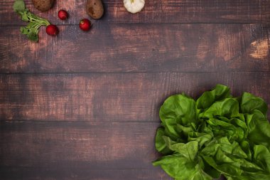 Tahta masada taze sebzeler. 