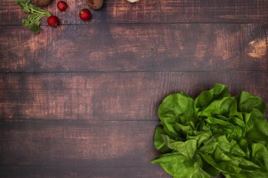 Tahta masada taze sebzeler. 