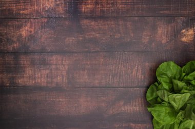 Tahta masada taze sebzeler. 