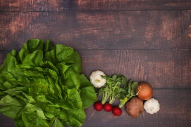 Tahta masada taze sebzeler. 