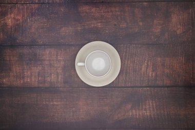 Masada boş beyaz bardak 