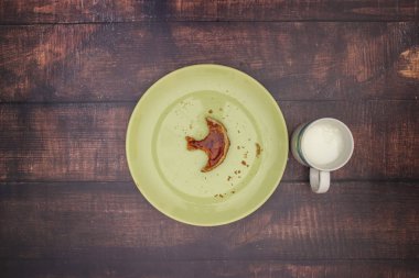 Kahvaltı için masada ekmek ve süt fincan reçel