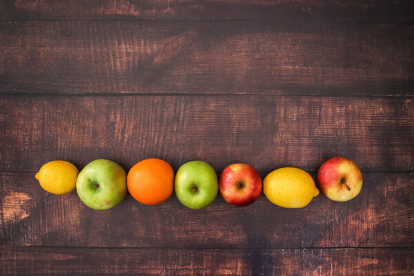 Свежие фрукты на деревянном столе
 