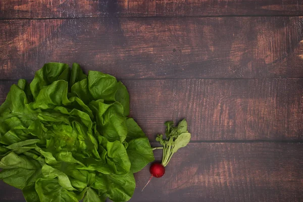 Tahta masada taze sebzeler. 