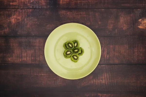 Frisch Geschnittene Kiwi Auf Dem Grünen Teller Auf Dem Tisch — Stockfoto