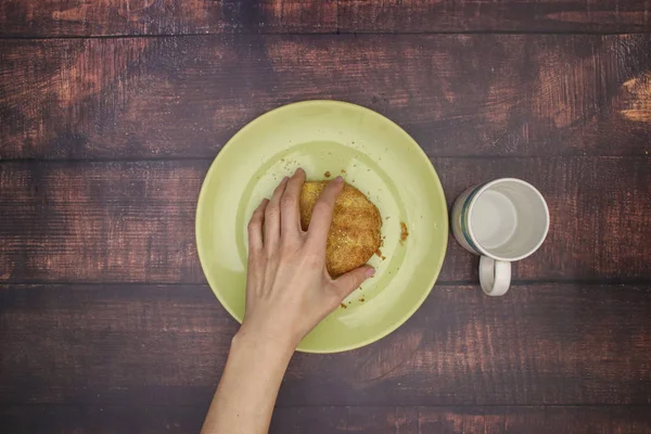 Vrouw Hand Nemen Brood Van Groene Plaat Voor Het Ontbijt — Stockfoto