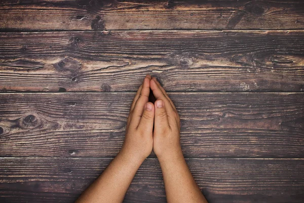 Adamın eli masada kapalı. 